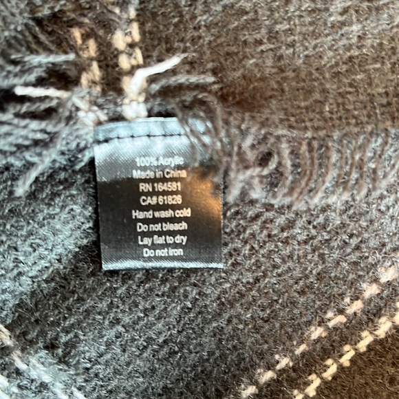 Large soft square grey and white plaid blanket scarf - Picture 3 of 3